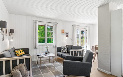 Gubbe - 300M from the Sea: Træ, Tag, Arkitektur, Hjem, Hus, Sommerhus, Sidespor, Hårdttræ, Hældning, Estate