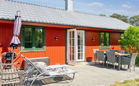 Gubbe - 300M from the Sea: Træ, Tag, Arkitektur, Hjem, Hus, Sommerhus, Sidespor, Hårdttræ, Hældning, Estate