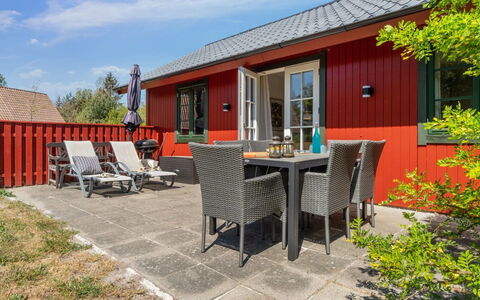 Gubbe - 300M from the Sea: Træ, Tag, Arkitektur, Hjem, Hus, Sommerhus, Sidespor, Hårdttræ, Hældning, Estate