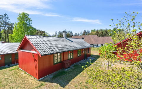 Gubbe - 300M from the Sea: Træ, Tag, Arkitektur, Hjem, Hus, Sommerhus, Sidespor, Hårdttræ, Hældning, Estate