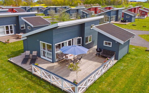 Melin - 2.8Km from the Sea: Træ, Tag, Arkitektur, Hjem, Hus, Sommerhus, Sidespor, Hårdttræ, Hældning, Estate