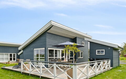 Melin - 2.8Km from the Sea: Træ, Tag, Arkitektur, Hjem, Hus, Sommerhus, Sidespor, Hårdttræ, Hældning, Estate