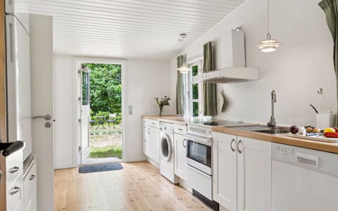Heidl - 1.3Km to the Fjord: Gulvbelægning, Træ, Køkken, Etage, Indretning, Countertop, Møbel, Trægulve, Køkken Apparat, Loft