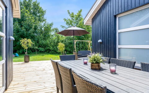 Binta - 800M from the Sea: Træ, Tag, Arkitektur, Hjem, Hus, Sommerhus, Sidespor, Hårdttræ, Hældning, Estate