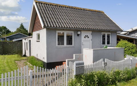 Paula - 80M from the Sea: Blå, Busk, Sommerhus, Bunddække, Have, Estate, Skygge, Landscaping, Stuehus, Eco Hotel