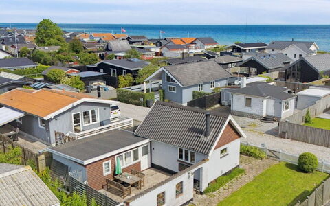 Paula - 80M from the Sea: Blå, Busk, Sommerhus, Bunddække, Have, Estate, Skygge, Landscaping, Stuehus, Eco Hotel