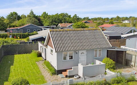 Paula - 80M from the Sea: Blå, Busk, Sommerhus, Bunddække, Have, Estate, Skygge, Landscaping, Stuehus, Eco Hotel