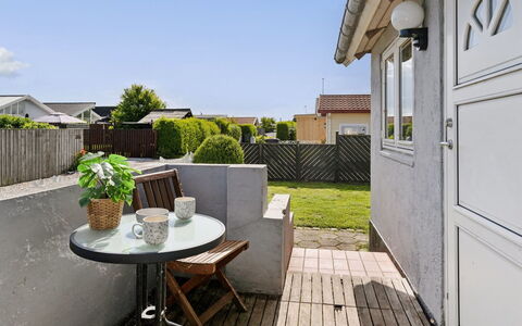 Paula - 80M from the Sea: Blå, Busk, Sommerhus, Bunddække, Have, Estate, Skygge, Landscaping, Stuehus, Eco Hotel