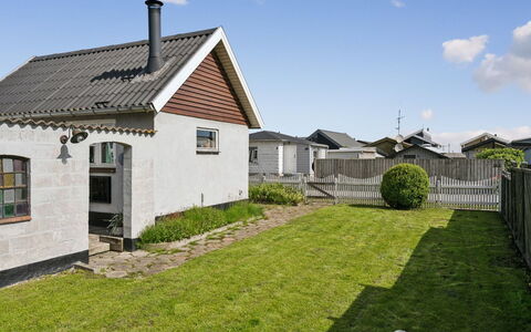 Paula - 80M from the Sea: Blå, Busk, Sommerhus, Bunddække, Have, Estate, Skygge, Landscaping, Stuehus, Eco Hotel