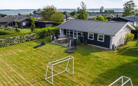 Gudrun - 250M from the Sea: Møbel, Indretning, Gulvbelægning, Etage, Loft, Værelse, Stol, Bord, Lejlighed, Køkken & Spisebord