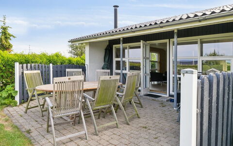 Gudrun - 250M from the Sea: Møbel, Indretning, Gulvbelægning, Etage, Loft, Værelse, Stol, Bord, Lejlighed, Køkken & Spisebord