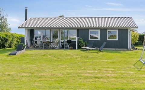 Gudrun - 250M from the Sea: Møbel, Indretning, Gulvbelægning, Etage, Loft, Værelse, Stol, Bord, Lejlighed, Køkken & Spisebord