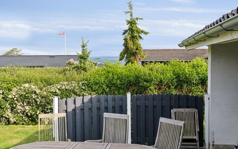 Gudrun - 250M from the Sea: Møbel, Indretning, Gulvbelægning, Etage, Loft, Værelse, Stol, Bord, Lejlighed, Køkken & Spisebord