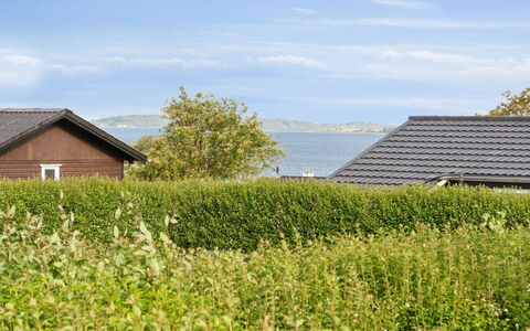 Gudrun - 250M from the Sea: Møbel, Indretning, Gulvbelægning, Etage, Loft, Værelse, Stol, Bord, Lejlighed, Køkken & Spisebord