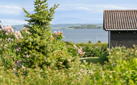 Gudrun - 250M from the Sea: Møbel, Indretning, Gulvbelægning, Etage, Loft, Værelse, Stol, Bord, Lejlighed, Køkken & Spisebord