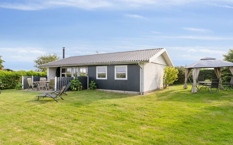 Gudrun - 250M from the Sea: Møbel, Indretning, Gulvbelægning, Etage, Loft, Værelse, Stol, Bord, Lejlighed, Køkken & Spisebord