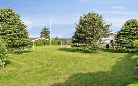 Gudrun - 250M from the Sea: Møbel, Indretning, Gulvbelægning, Etage, Loft, Værelse, Stol, Bord, Lejlighed, Køkken & Spisebord