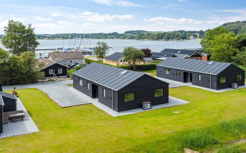 Henryk - 75M from the Sea: Træ, Tag, Arkitektur, Hjem, Hus, Sommerhus, Sidespor, Hårdttræ, Hældning, Estate