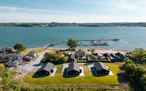Henryk - 75M from the Sea: Træ, Tag, Arkitektur, Hjem, Hus, Sommerhus, Sidespor, Hårdttræ, Hældning, Estate