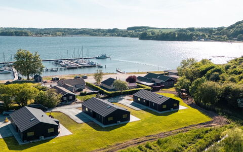 Henryk - 75M from the Sea: Træ, Tag, Arkitektur, Hjem, Hus, Sommerhus, Sidespor, Hårdttræ, Hældning, Estate