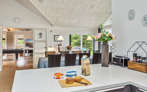 Amai - 4.5Km from the Sea: Møbel, Indretning, Gulvbelægning, Etage, Loft, Værelse, Stol, Bord, Lejlighed, Køkken & Spisebord
