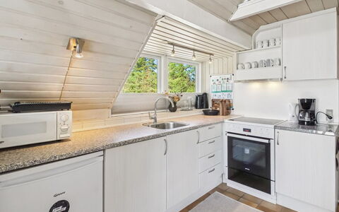 Efimija - 1.4Km from the Sea: Træ, Gulvbelægning, Indretning, Loft, Etage, Køkken, Countertop, Hjem, Sanitærarmatur, Tap