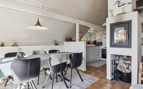 Efimija - 1.4Km from the Sea: Møbel, Udendørs Møbler, Bordservice, Bord, Drinkware, Stol, Udendørs Bord, Mad, Flaske