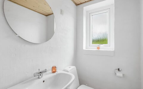 Dorithea - 1.3Km from the Sea: Væg, Sanitærarmatur, Badeværelsesvask, Indretning, Loft, Gulvbelægning, Etage, Håndvask, Badeværelse, Tap