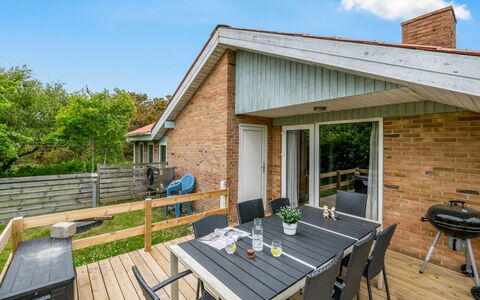 Dorithea - 1.3Km from the Sea: Hjem, Sommerhus, Estate, Bejdse, Veranda, Hårdttræ, Stol, Dæk, Gård, Stuehus