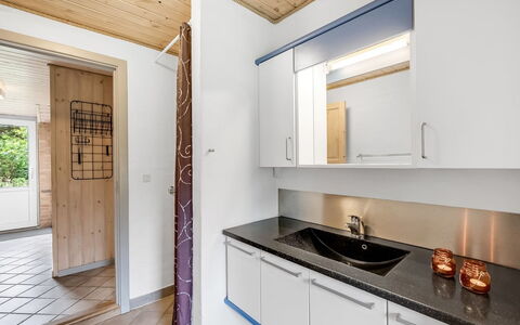 Dorithea - 1.3Km from the Sea: Gulvbelægning, Træ, Indretning, Loft, Etage, Countertop, Sanitærarmatur, Køkken, Værelse, Cabinetry