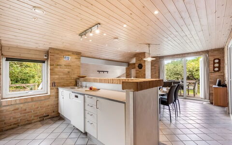 Dorithea - 1.3Km from the Sea: Gulvbelægning, Køkken, Countertop, Indretning, Træ, Møbel, Loft, Etage, Cabinetry, Værelse