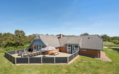 Aage - 1.7Km from the Sea: Møbel, Indretning, Gulvbelægning, Etage, Loft, Værelse, Stol, Bord, Lejlighed, Køkken & Spisebord