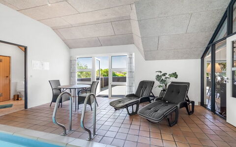 Aage - 1.7Km from the Sea: Møbel, Indretning, Gulvbelægning, Etage, Loft, Værelse, Stol, Bord, Lejlighed, Køkken & Spisebord