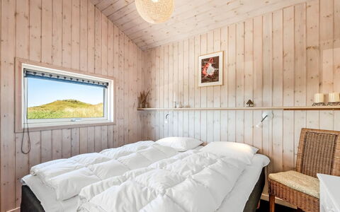 Aurore - 700M from the Sea: Træ, Soveværelse, Seng, Sengetøj, Sengetøj, Hjem, Bed Frame, Hårdttræ, Planke, Bejdse