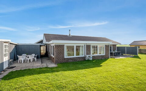 Mads - 400M from the Sea: Hjem, Hus, Arkitektur, Tag, Almindeligt, Sommerhus, Estate, Lawn, Gård, Stuehus