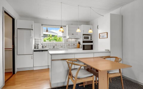 Mads - 400M from the Sea: Møbel, Køkken, Indretning, Gulvbelægning, Countertop, Køkken Apparat, Etage, Træ, Loft, Køkken & Spisebord