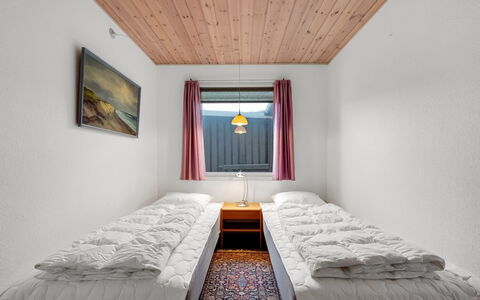 Mads - 400M from the Sea: Soveværelse, Seng, Træ, Sengetøj, Sengetøj, Etage, Bed Frame, Loft, Hjem, Madras