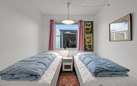 Mads - 400M from the Sea: Seng, Soveværelse, Sengetøj, Sengetøj, Etage, Indretning, Gulvbelægning, Møbel, Sengetøj, Loft