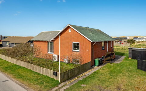 Hilppa - 400M from the Sea: Træ, Hjem, Veranda, Dæk, Hårdttræ, Tag, Bejdse, Trægulve, Eco Hotel