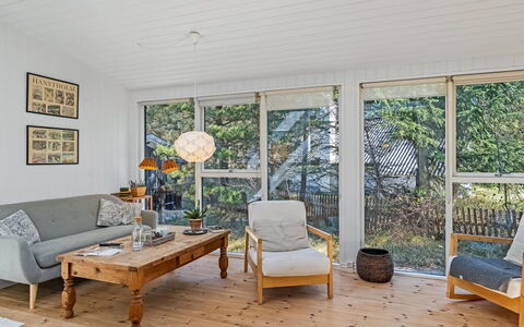 Hellena - 700M from the Sea: Møbel, Indretning, Gulvbelægning, Etage, Loft, Værelse, Stol, Bord, Lejlighed, Køkken & Spisebord