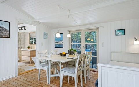Hellena - 700M from the Sea: Møbel, Indretning, Gulvbelægning, Etage, Loft, Værelse, Stol, Bord, Lejlighed, Køkken & Spisebord