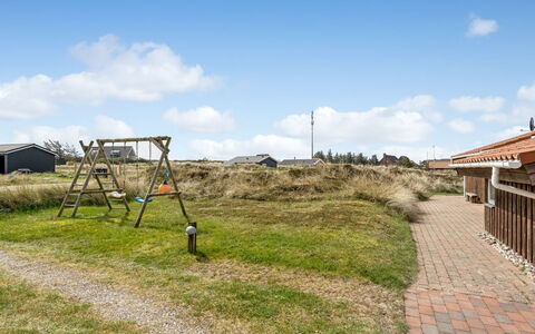 Hughe - 200M from the Sea: Møbel, Indretning, Gulvbelægning, Etage, Loft, Værelse, Stol, Bord, Lejlighed, Køkken & Spisebord