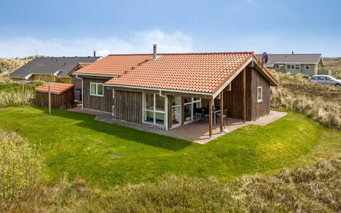 Hughe - 200M from the Sea: Møbel, Indretning, Gulvbelægning, Etage, Loft, Værelse, Stol, Bord, Lejlighed, Køkken & Spisebord