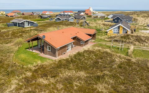 Hughe - 200M from the Sea: Møbel, Indretning, Gulvbelægning, Etage, Loft, Værelse, Stol, Bord, Lejlighed, Køkken & Spisebord