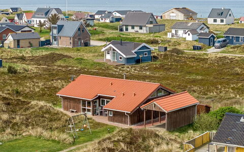 Hughe - 200M from the Sea: Møbel, Indretning, Gulvbelægning, Etage, Loft, Værelse, Stol, Bord, Lejlighed, Køkken & Spisebord