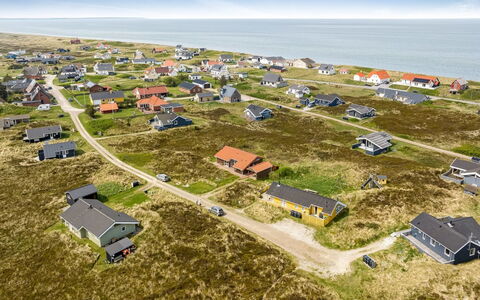 Hughe - 200M from the Sea: Møbel, Indretning, Gulvbelægning, Etage, Loft, Værelse, Stol, Bord, Lejlighed, Køkken & Spisebord
