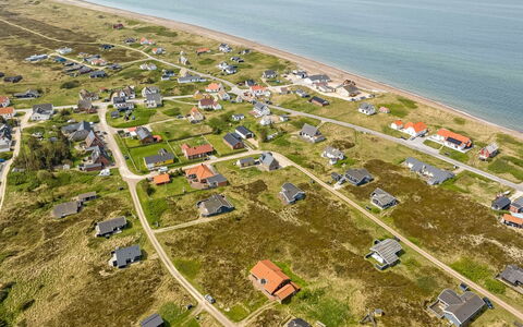 Hughe - 200M from the Sea: Møbel, Indretning, Gulvbelægning, Etage, Loft, Værelse, Stol, Bord, Lejlighed, Køkken & Spisebord