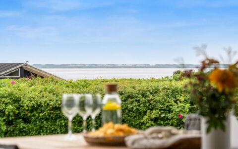 Gedda - from the Sea: Blå, Busk, Sommerhus, Bunddække, Have, Estate, Skygge, Landscaping, Stuehus, Eco Hotel