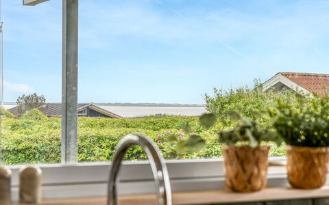 Gedda - from the Sea: Blå, Busk, Sommerhus, Bunddække, Have, Estate, Skygge, Landscaping, Stuehus, Eco Hotel