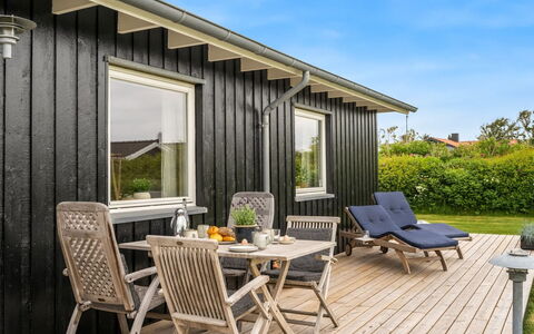 Gedda - from the Sea: Blå, Busk, Sommerhus, Bunddække, Have, Estate, Skygge, Landscaping, Stuehus, Eco Hotel